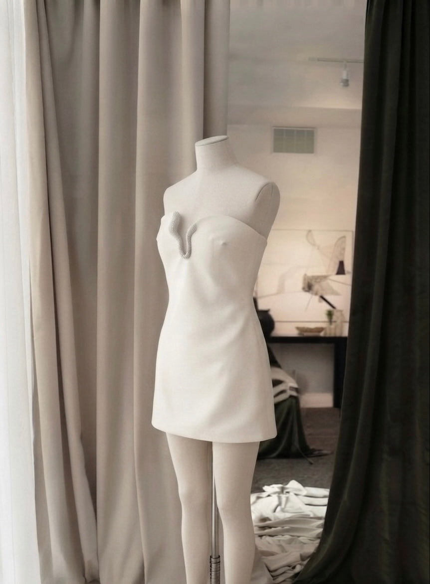 Vestido Plata Caqui Claro Corto, Cuello Asimétrico, Adornado con Joyería