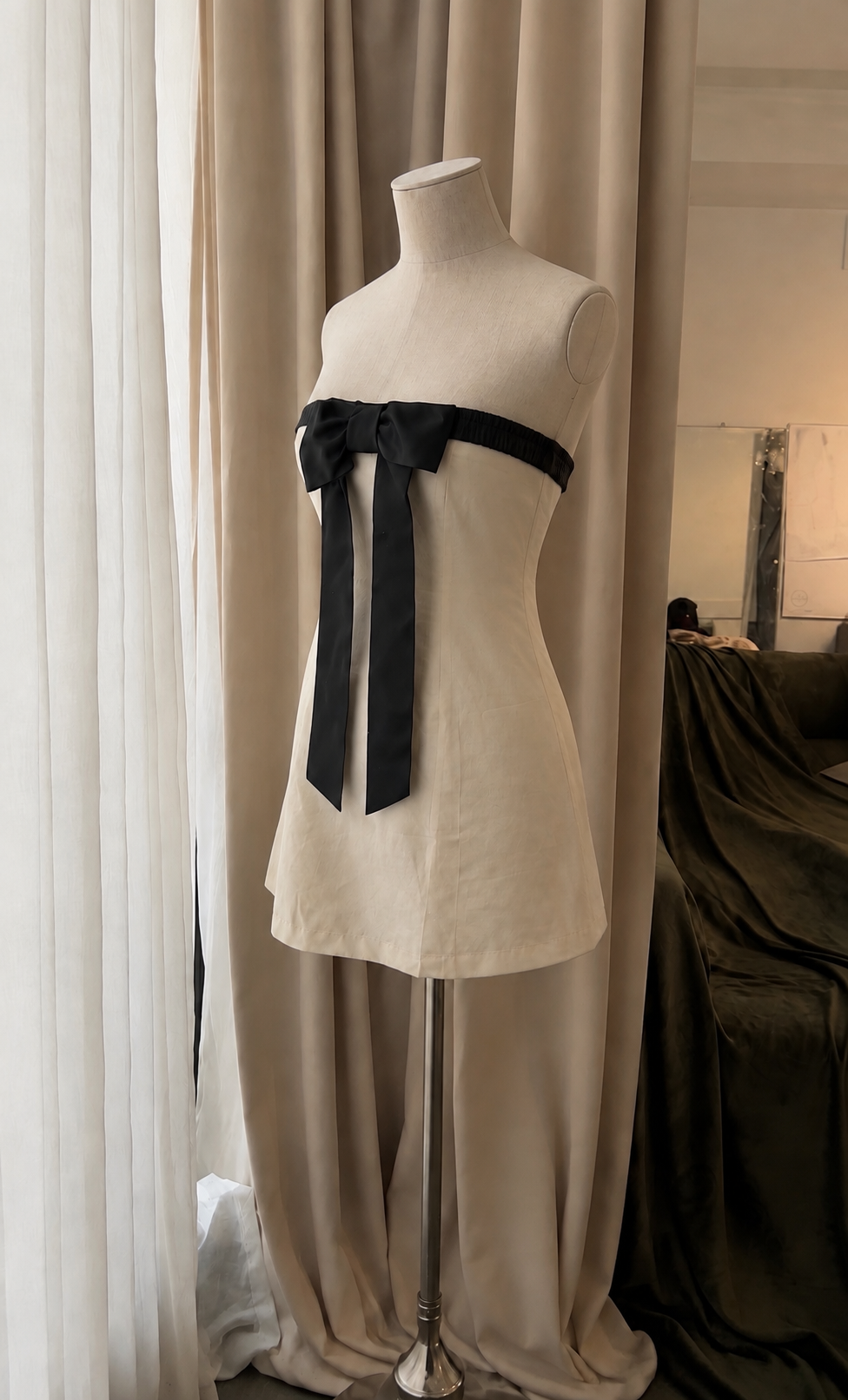 Vestido Malba empalmado con lazo negro y cuello oblicuo