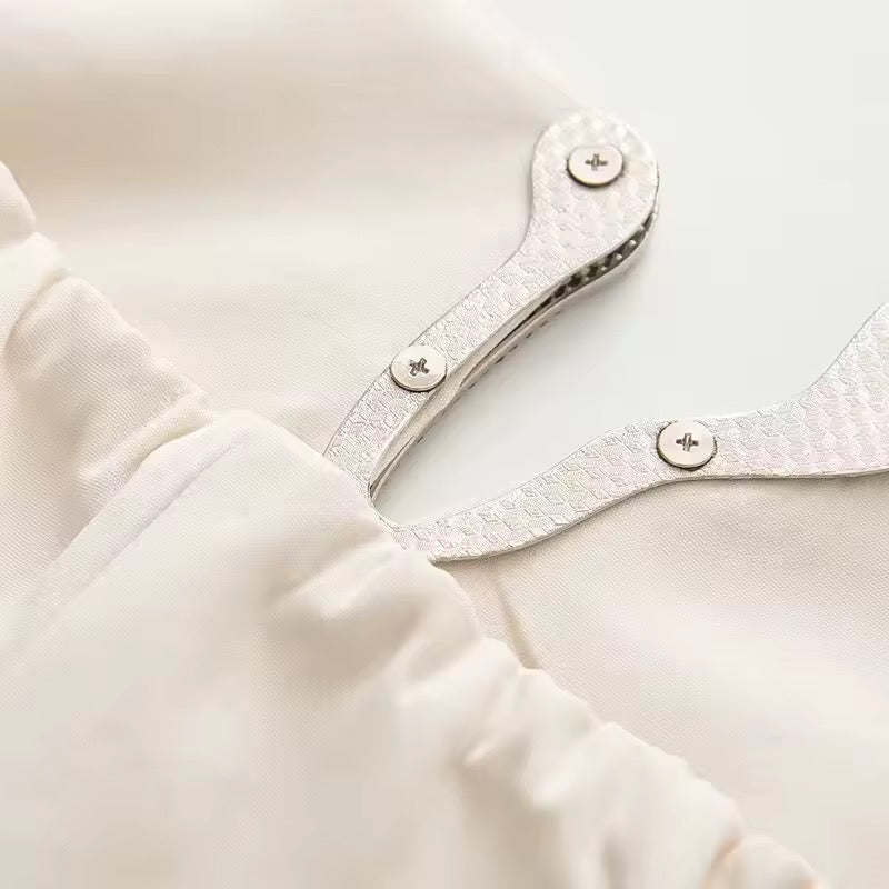 Vestido Caqui Claro Corto, Cuello Asimétrico, Adornado con Joyería