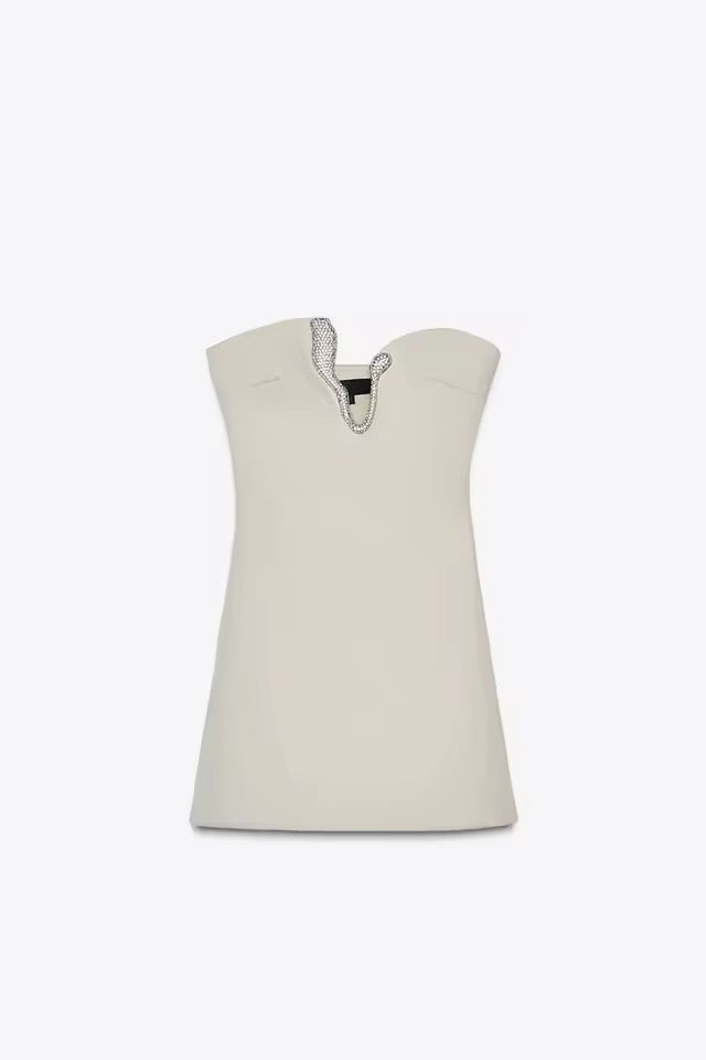 Vestido Caqui Claro Corto, Cuello Asimétrico, Adornado con Joyería