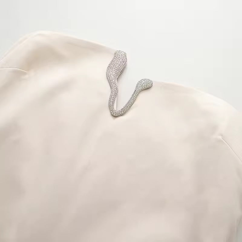 Vestido Caqui Claro Corto, Cuello Asimétrico, Adornado con Joyería