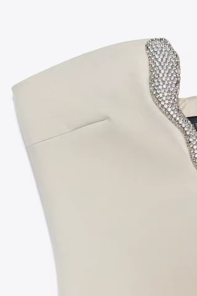 Vestido Caqui Claro Corto, Cuello Asimétrico, Adornado con Joyería