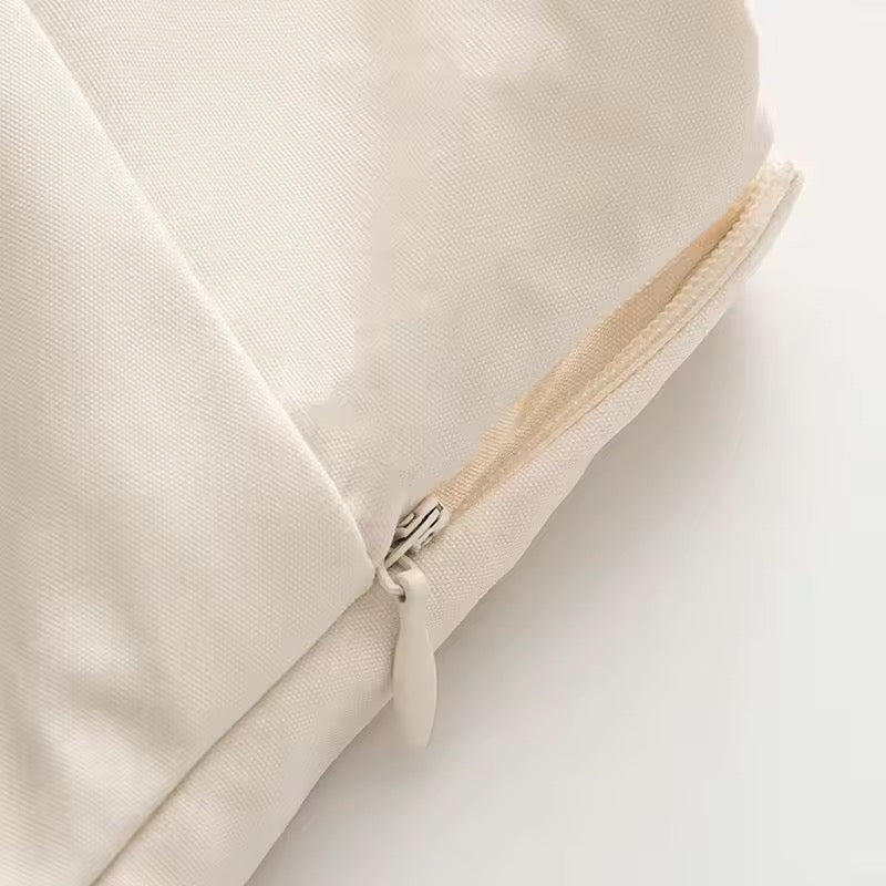Vestido Caqui Claro Corto, Cuello Asimétrico, Adornado con Joyería