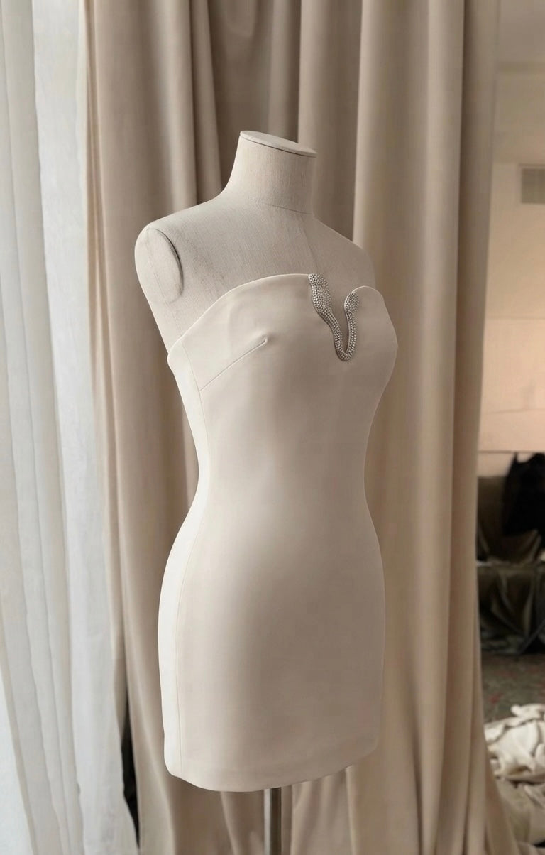 Vestido Caqui Claro Corto, Cuello Asimétrico, Adornado con Joyería