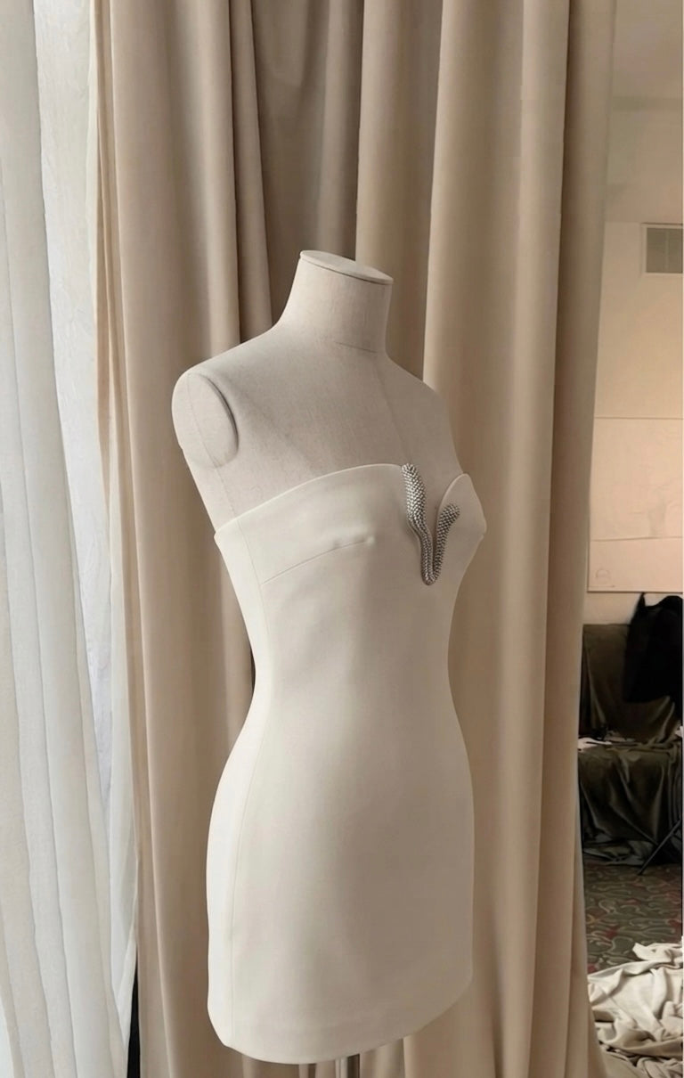 Vestido Caqui Claro Corto, Cuello Asimétrico, Adornado con Joyería