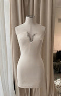Vestido Caqui Claro Corto, Cuello Asimétrico, Adornado con Joyería