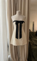 Vestido Malba empalmado con lazo negro y cuello oblicuo